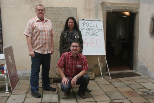 Organizátoři (na obrázku Kateřina Pauzarová, Jiří Burel a Marek Brom) děkují všem, kteří přispěli ke zdaru výstavy. Organizátoři (na obrázku Kateřina Pauzarová, Jiří Burel a Marek Brom) děkují všem, kteří přispěli ke zdaru výstavy.