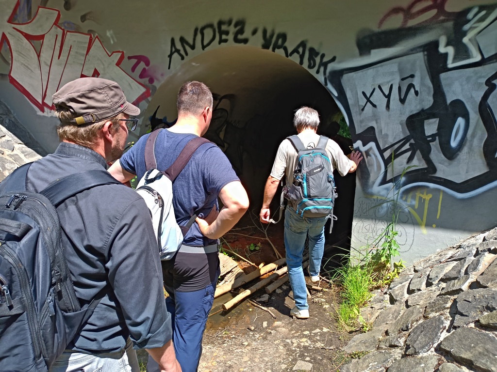 to není průchod, ale humus, fakt tam chceme? - foto: Markéta Vlčková to není průchod, ale humus, fakt tam chceme? - foto: Markéta Vlčková